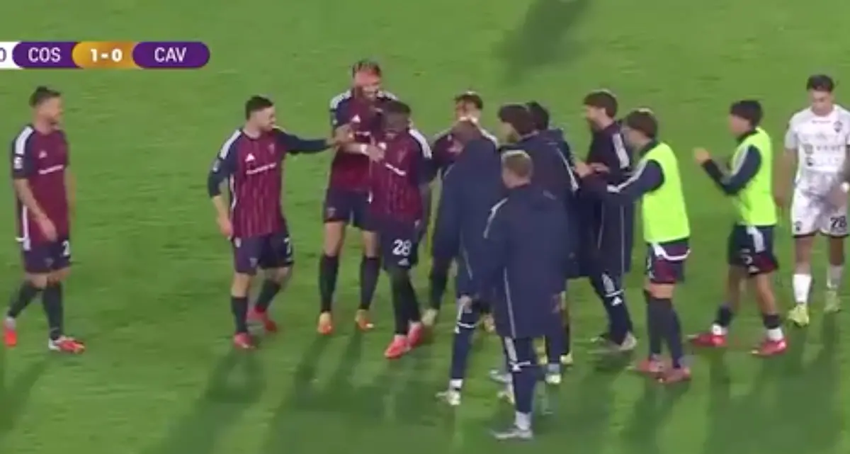 Kouan, esultanza folle fingendo un infortunio per il gol vittoria del Cosenza