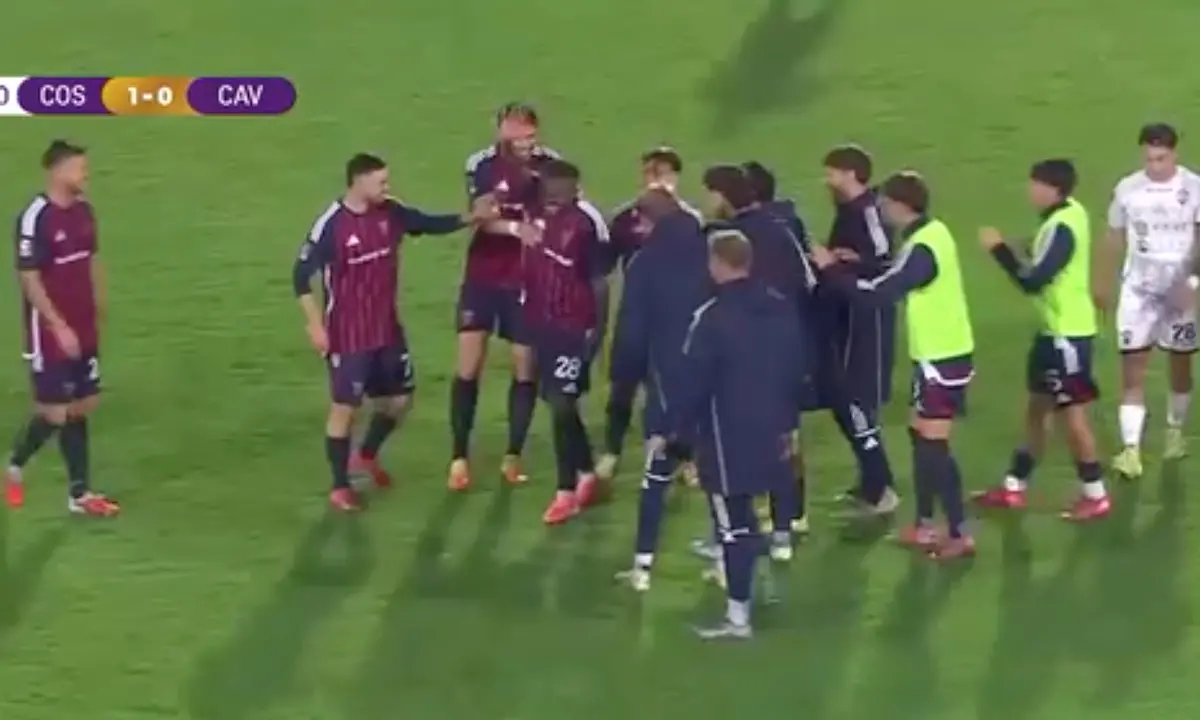 Kouan, esultanza folle fingendo un infortunio per il gol vittoria del Cosenza