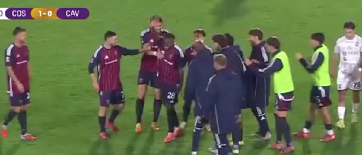 Kouan, esultanza folle fingendo un infortunio per il gol vittoria del Cosenza