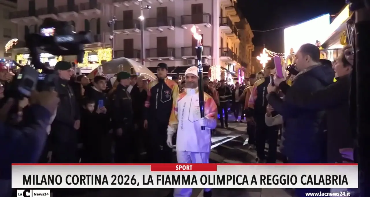 Milano Cortina 2026, la fiamma olimpica a Reggio Calabria