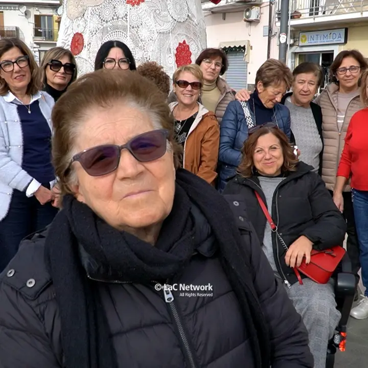 Natale all’uncinetto, l’iniziativa che addobba Diamante\u00A0e cura il dolore di chi ha perso tutto