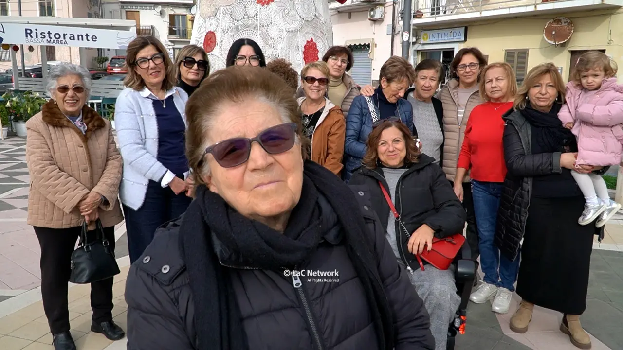 Natale all’uncinetto, l’iniziativa che addobba Diamante\u00A0e cura il dolore di chi ha perso tutto