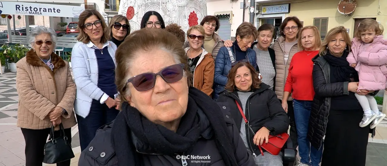 Natale all’uncinetto, l’iniziativa che addobba Diamante\u00A0e cura il dolore di chi ha perso tutto