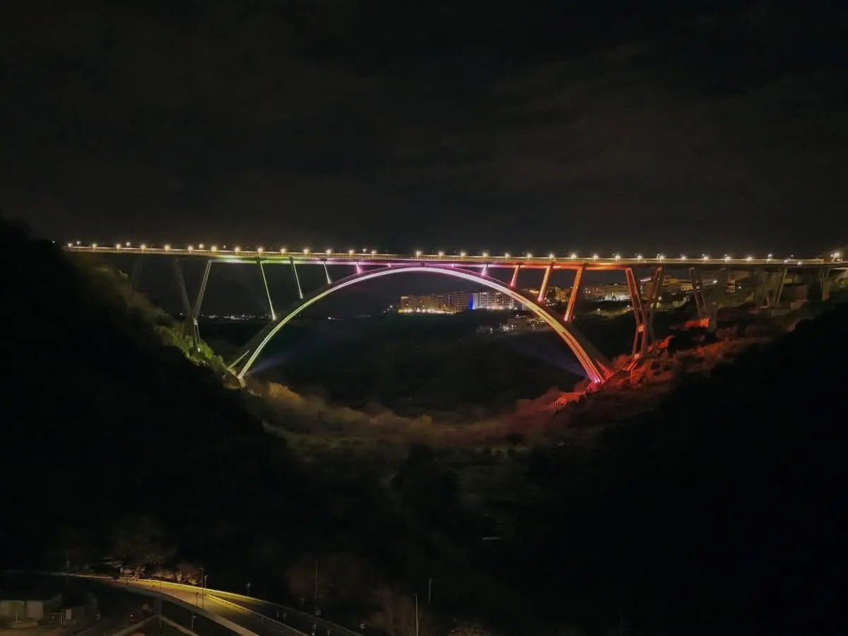 Nuova illuminazione Ponte Bisantis, l'assessore Squillace: «Un simbolo della città che riscopre il proprio orgoglio»\n