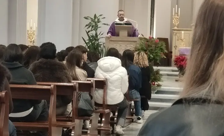 I ragazzi del Polo liceale al precetto natalizio: spiritualità, ascolto e cammino nella Cattedrale di Locri\n