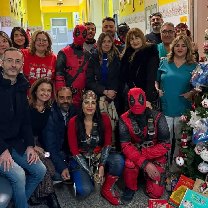 Cosenza, i Super eroi acrobatici fanno visita ai piccoli pazienti dell’Annunziata\n