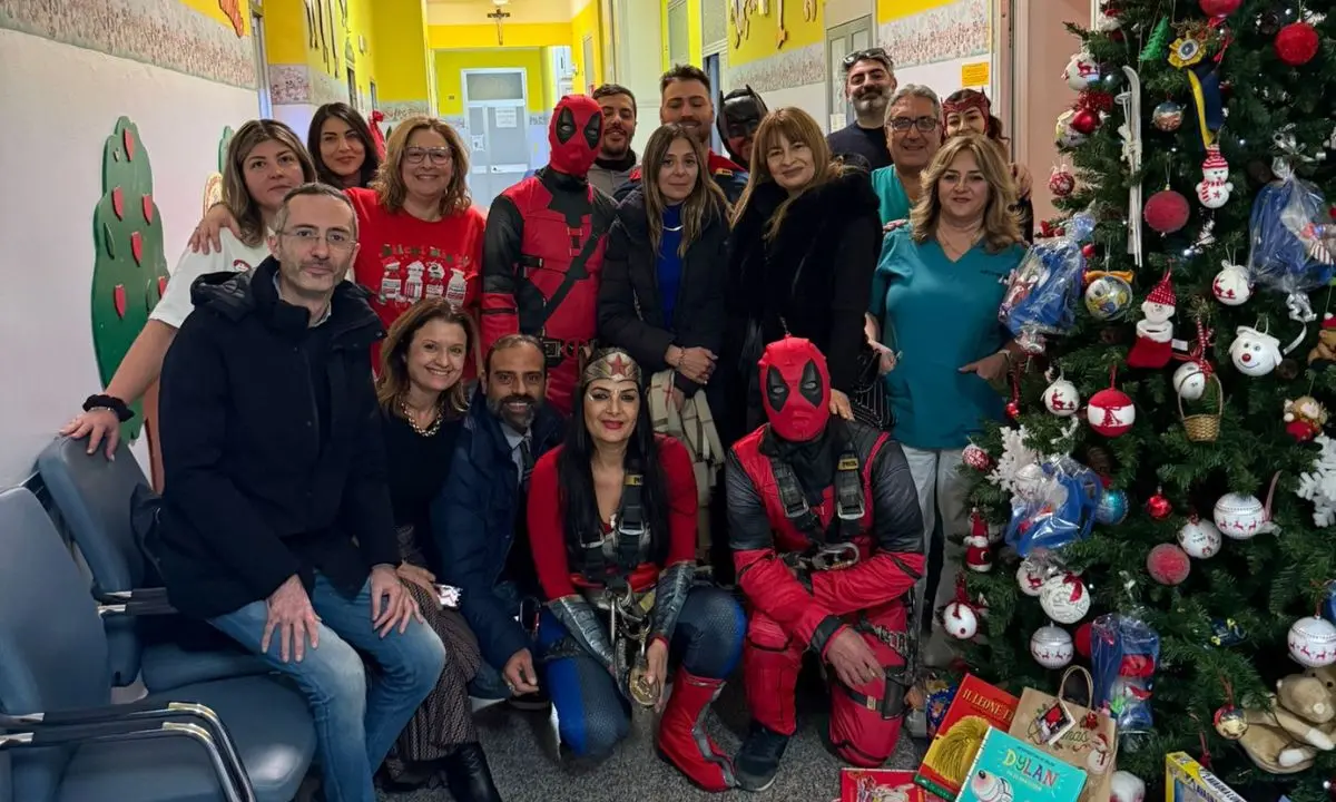 Cosenza, i Super eroi acrobatici fanno visita ai piccoli pazienti dell’Annunziata\n