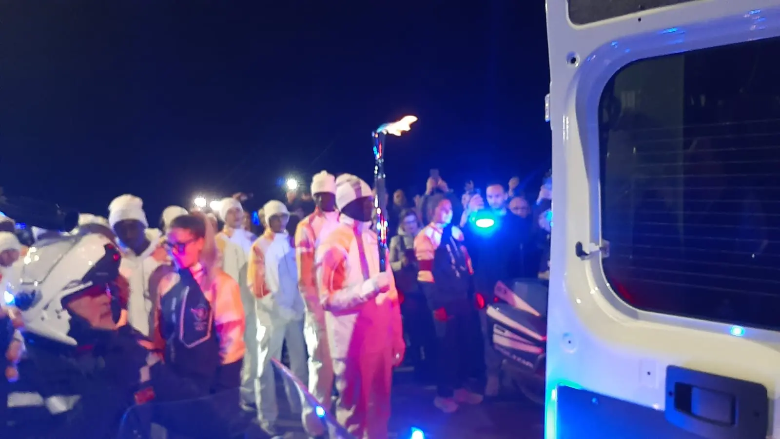 Milano Cortina 2026, la fiamma olimpica attraversa Catanzaro: una grande folla saluta l’arrivo della carovana\n