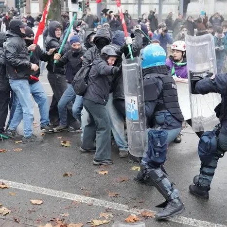 Askatasuna, a Torino scontri tra antagonisti e polizia durante il corteo di protesta contro lo sgombero\n