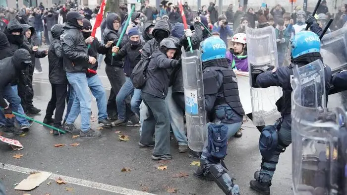 <p>Scontri al corteo contro lo sgombero di Askatasuna (foto Ansa)</p>\\n , ANSA