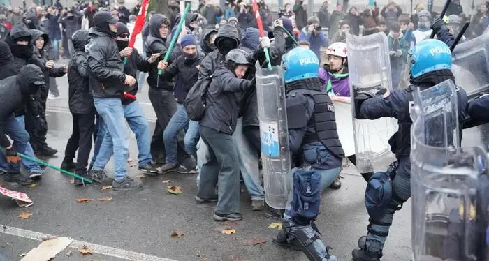 Askatasuna, a Torino scontri tra antagonisti e polizia durante il corteo di protesta contro lo sgombero\n