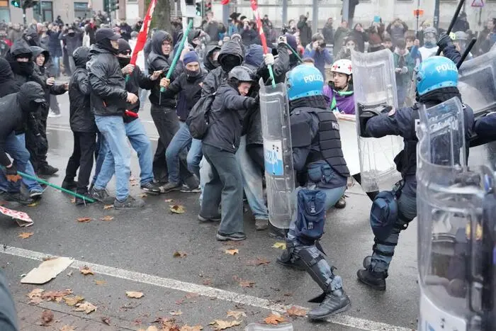 Askatasuna, a Torino scontri tra antagonisti e polizia durante il corteo di protesta contro lo sgombero\n