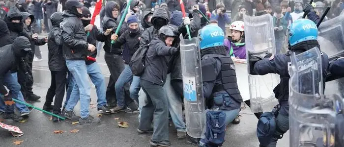 Askatasuna, a Torino scontri tra antagonisti e polizia durante il corteo di protesta contro lo sgombero\n