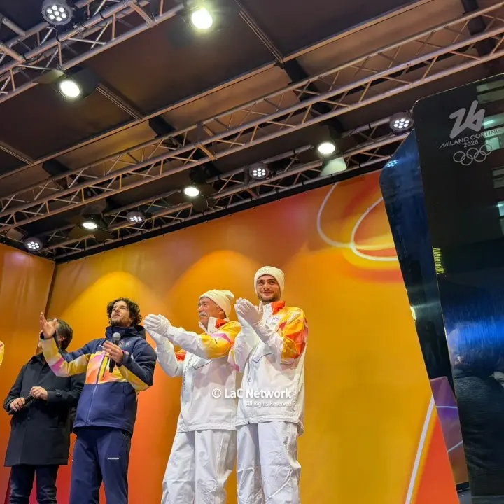 Milano Cortina 2026, la fiamma olimpica attraversa Catanzaro: una grande folla saluta l’arrivo della carovana\n