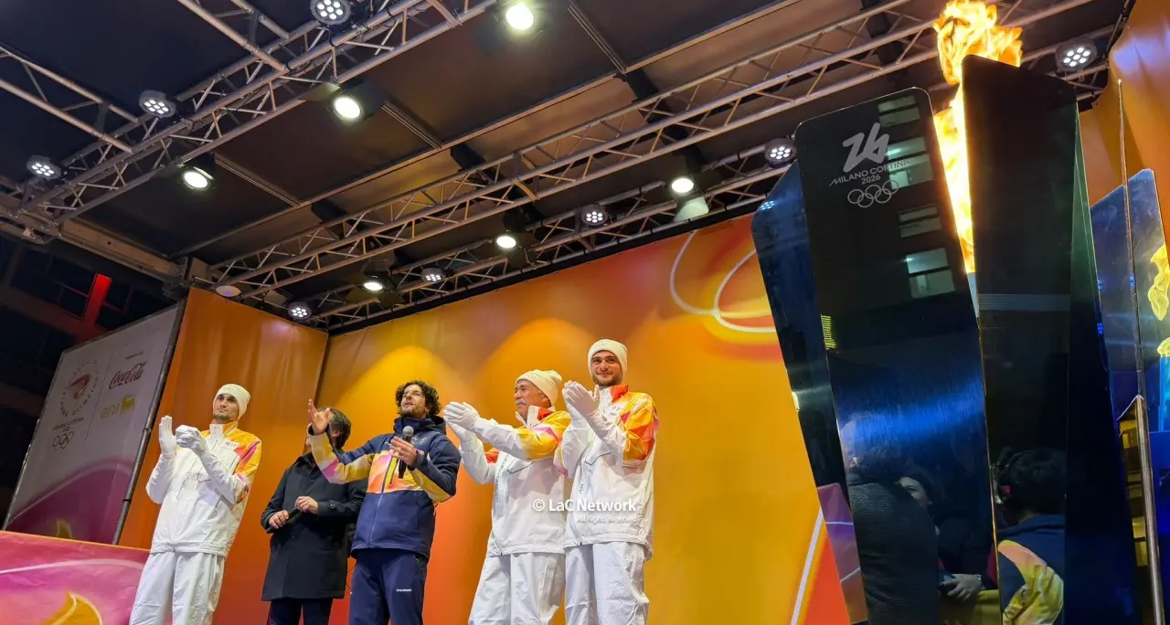 Milano Cortina 2026, la fiamma olimpica attraversa Catanzaro: una grande folla saluta l’arrivo della carovana\n