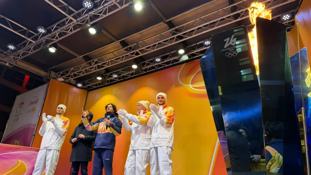 Milano Cortina 2026, la fiamma olimpica attraversa Catanzaro: una grande folla saluta l’arrivo della carovana\n