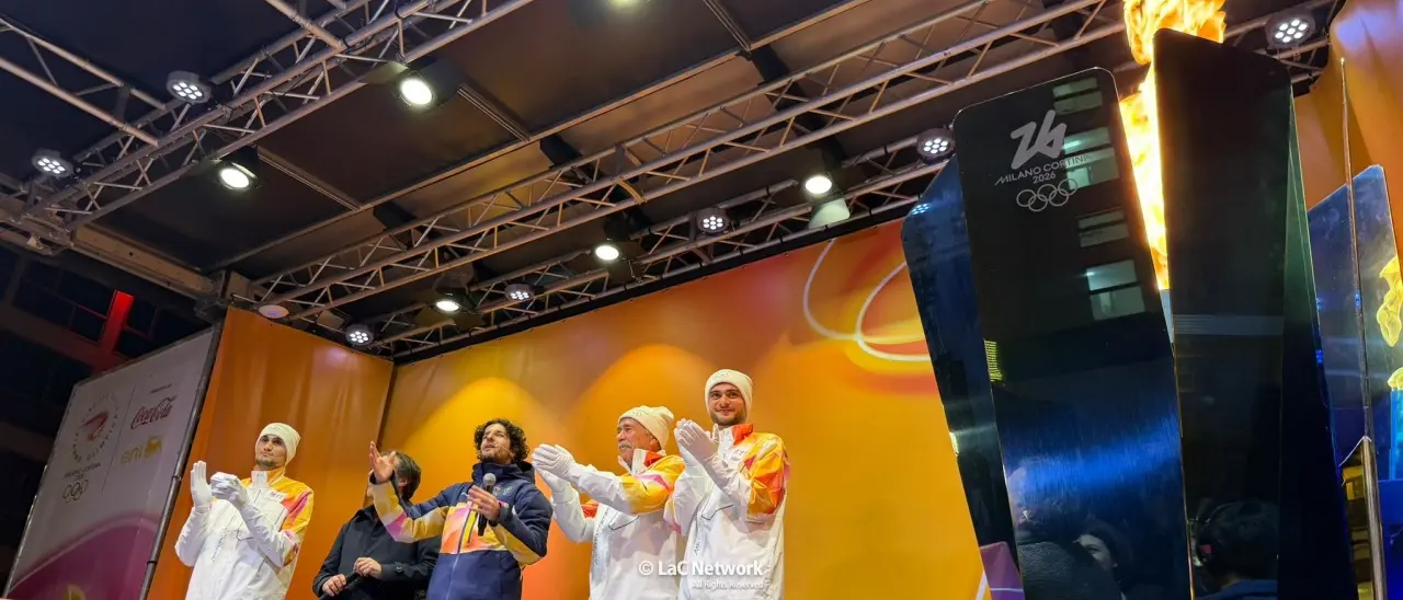 Milano Cortina 2026, la fiamma olimpica attraversa Catanzaro: una grande folla saluta l’arrivo della carovana\n