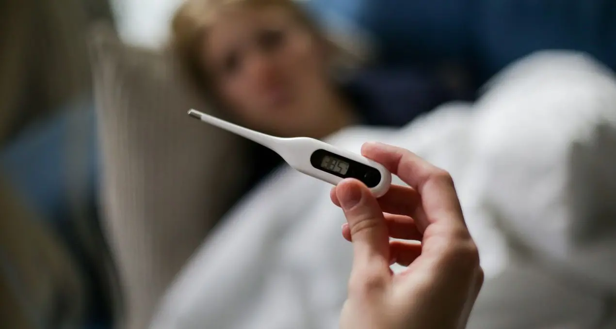 Influenza, 5 milioni di casi da inizio stagione. Bassetti: «Mix di virus, una delle peggiori ondate degli ultimi trent’anni»