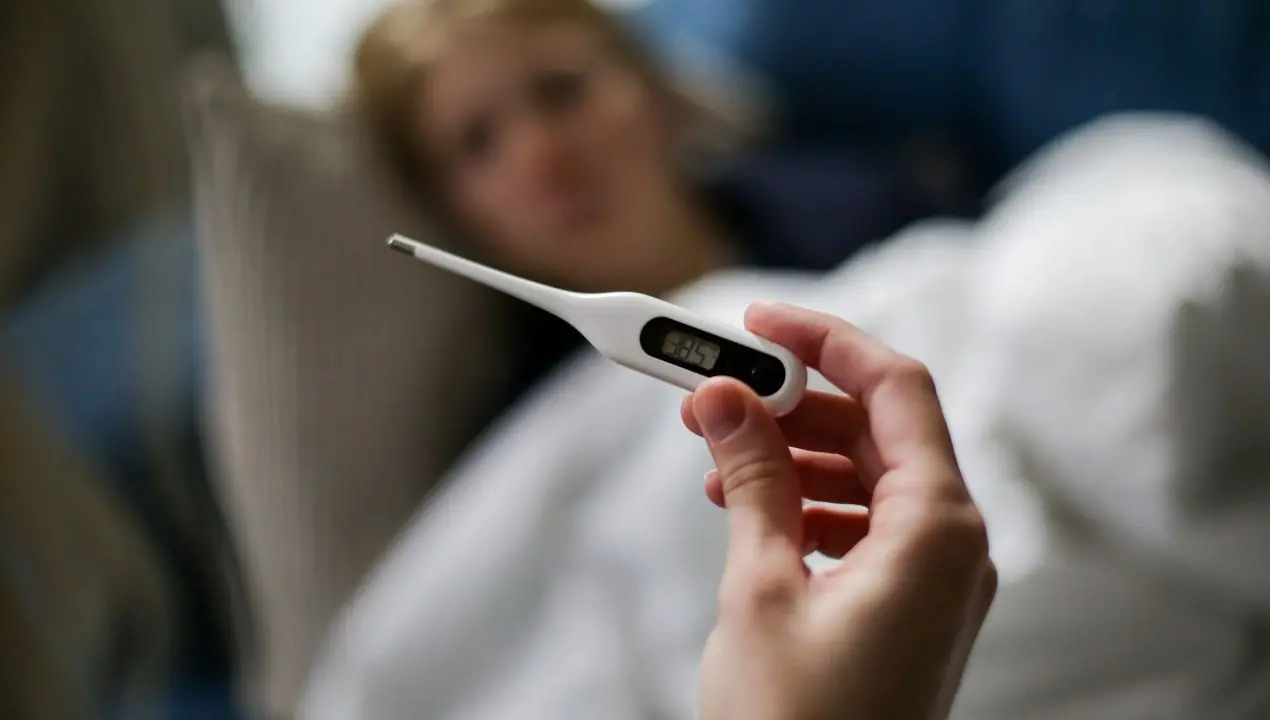 Influenza, 5 milioni di casi da inizio stagione. Bassetti: «Mix di virus, una delle peggiori ondate degli ultimi trent’anni»