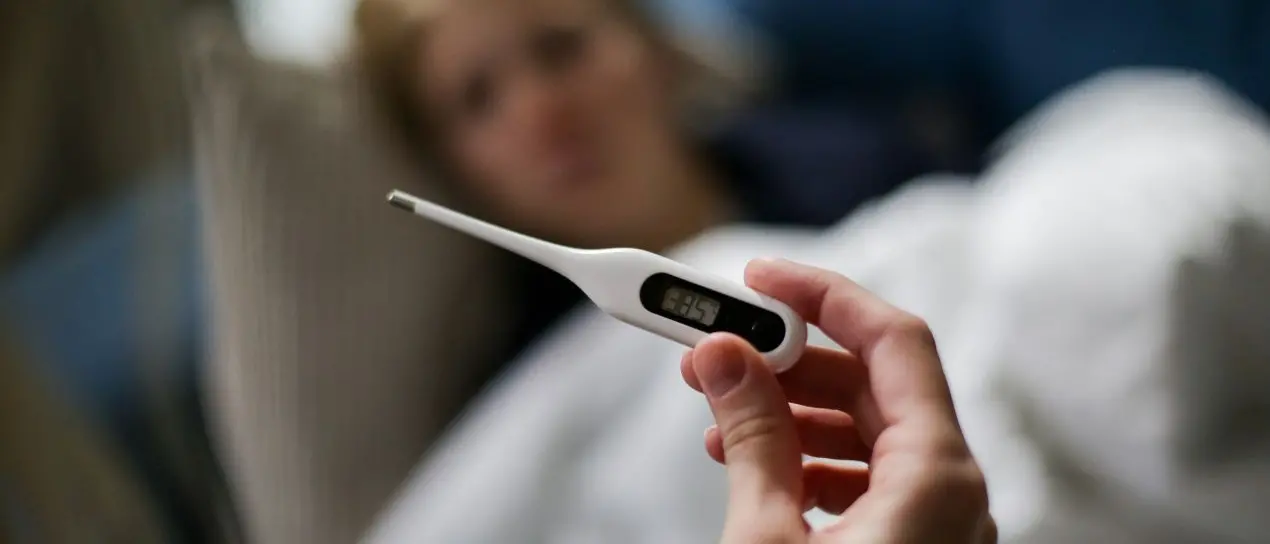 Influenza, 5 milioni di casi da inizio stagione. Bassetti: «Mix di virus, una delle peggiori ondate degli ultimi trent’anni»