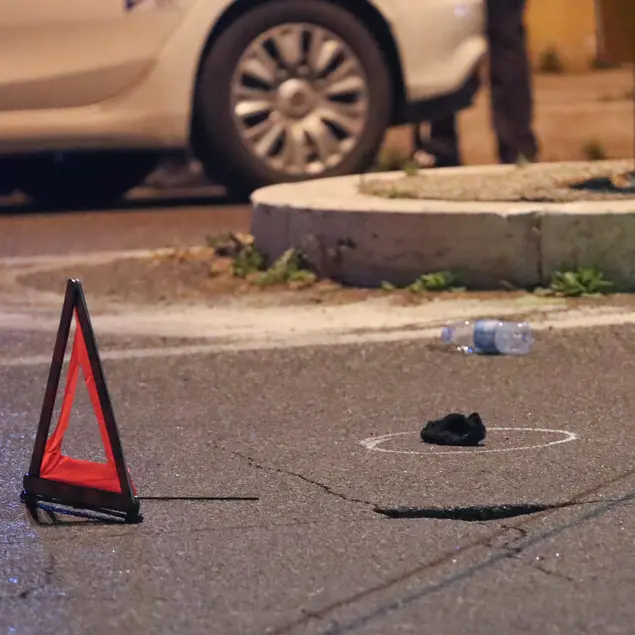 Tradito da un tatuaggio, chi è il 26enne arrestato in Calabria per omicidio stradale: 10 giorni in fuga dopo l’incidente a Roma\n