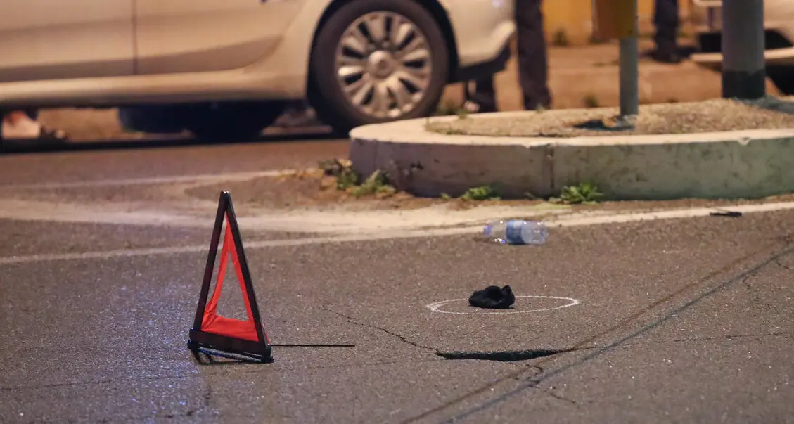 Tradito da un tatuaggio, chi è il 26enne arrestato in Calabria per omicidio stradale: 10 giorni in fuga dopo l’incidente a Roma\n