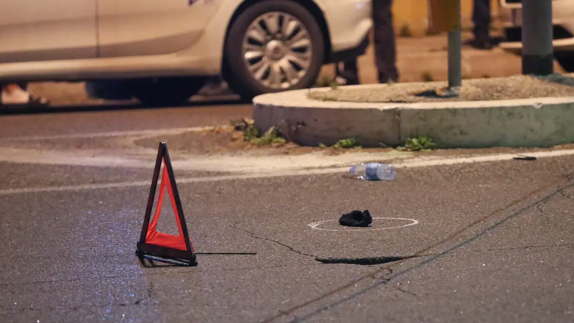 Tradito da un tatuaggio, chi è il 26enne arrestato in Calabria per omicidio stradale: 10 giorni in fuga dopo l’incidente a Roma\n