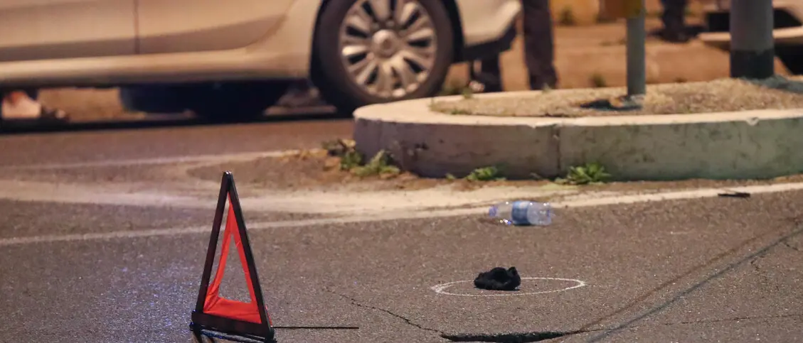 Tradito da un tatuaggio, chi è il 26enne arrestato in Calabria per omicidio stradale: 10 giorni in fuga dopo l’incidente a Roma\n