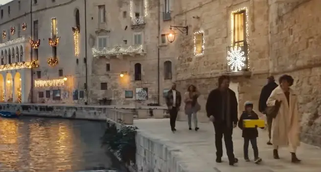 Il pacco del nipotino al nonno che non c’è più: il VIDEO\u00A0per Natale realizzato da Poste Italiane che scalda il cuore\n