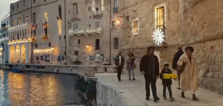 Il pacco del nipotino al nonno che non c’è più: il VIDEO\u00A0per Natale realizzato da Poste Italiane che scalda il cuore\n
