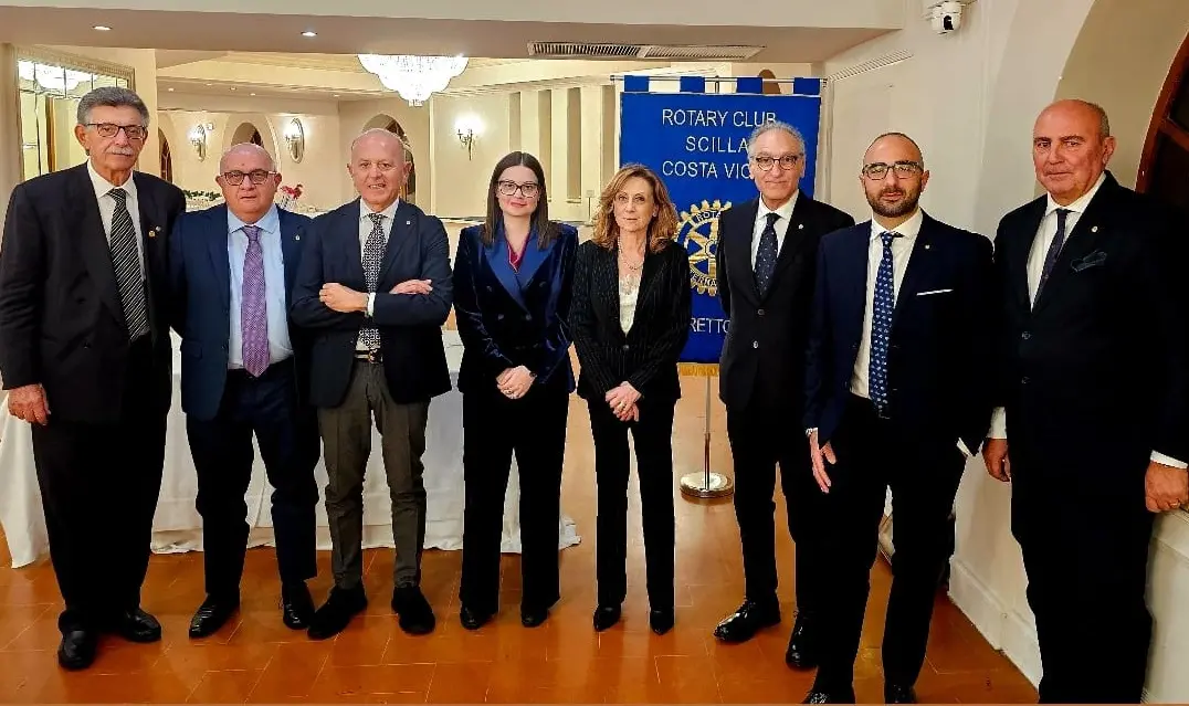 Rotary Scilla Costa Viola, conviviale degli auguri tra arte, cibo e nuovi ingressi\n
