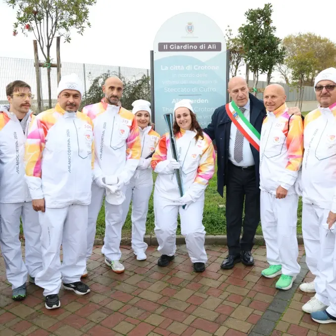 Crotone, le lacrime bagnano la Fiaccola\u00A0olimpica: l’omaggio alle vittime del naufragio di Cutro nel Giardino di Alì\n