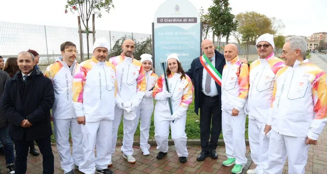 Crotone, le lacrime bagnano la Fiaccola\u00A0olimpica: l’omaggio alle vittime del naufragio di Cutro nel Giardino di Alì\n