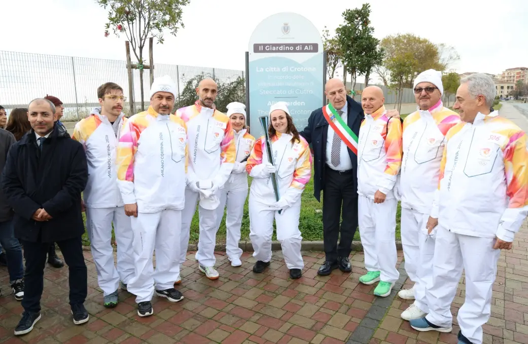 Crotone, le lacrime bagnano la Fiaccola\u00A0olimpica: l’omaggio alle vittime del naufragio di Cutro nel Giardino di Alì\n
