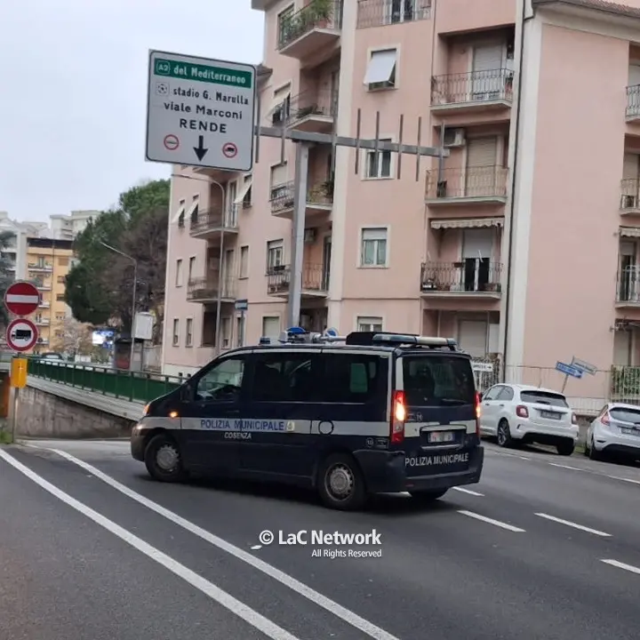 Cosenza, voragine nel sottopasso che dá sull’A2. Traffico interdetto\n