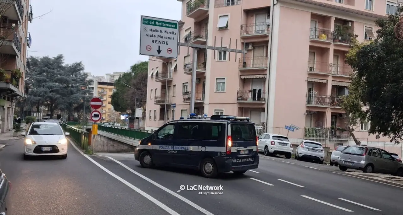 Cosenza, voragine nel sottopasso che dá sull’A2. Traffico interdetto\n