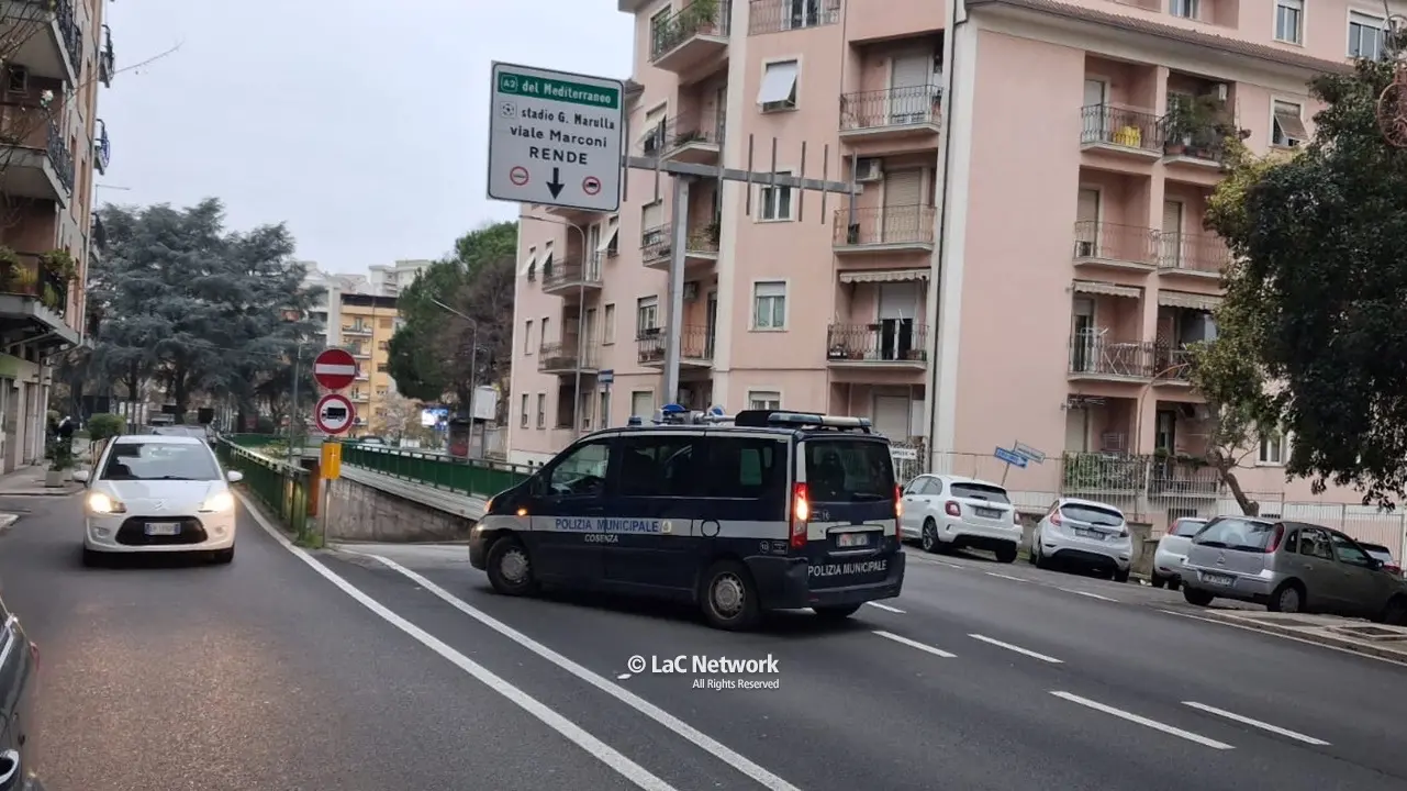 Cosenza, voragine nel sottopasso che dá sull’A2. Traffico interdetto\n