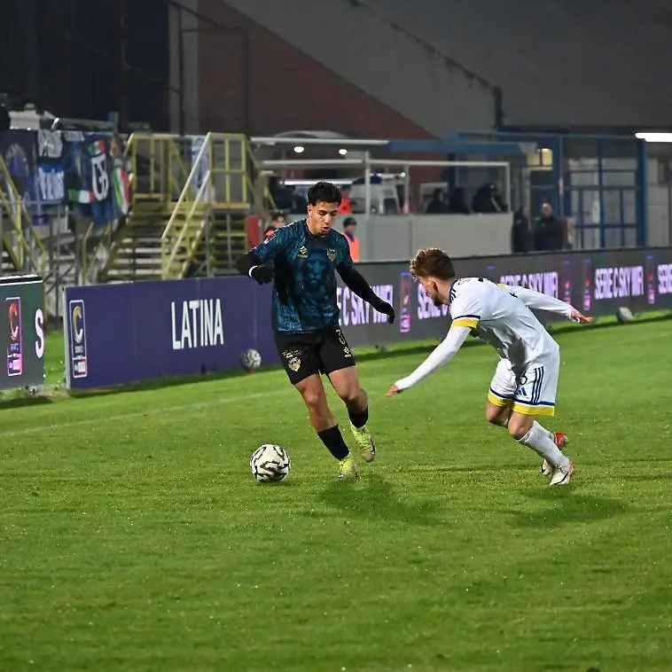 Latina–Crotone 1-1, pareggio al “Francioni”: un punto a testa tra errori, reazioni e occasioni mancate\n