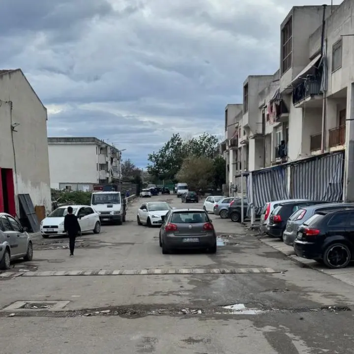 «C’è chi si diverte e chi neppure mangia»: le feste alla Ciambra di Gioia Tauro tra solitudine, solidarietà e speranza\n