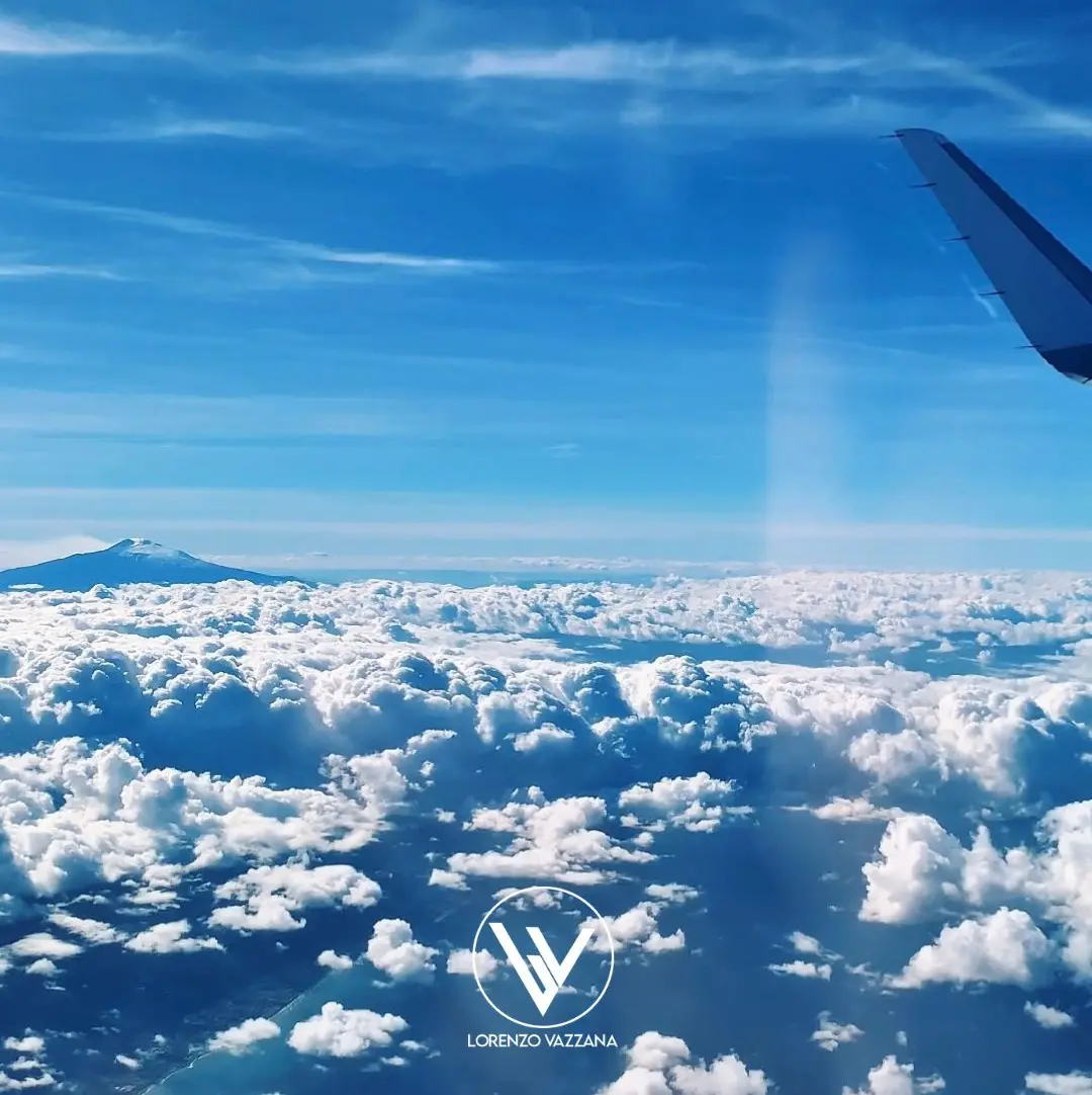 LA FOTO DEL GIORNO | Un sogno tra le nuvole: l’Etna dal cielo