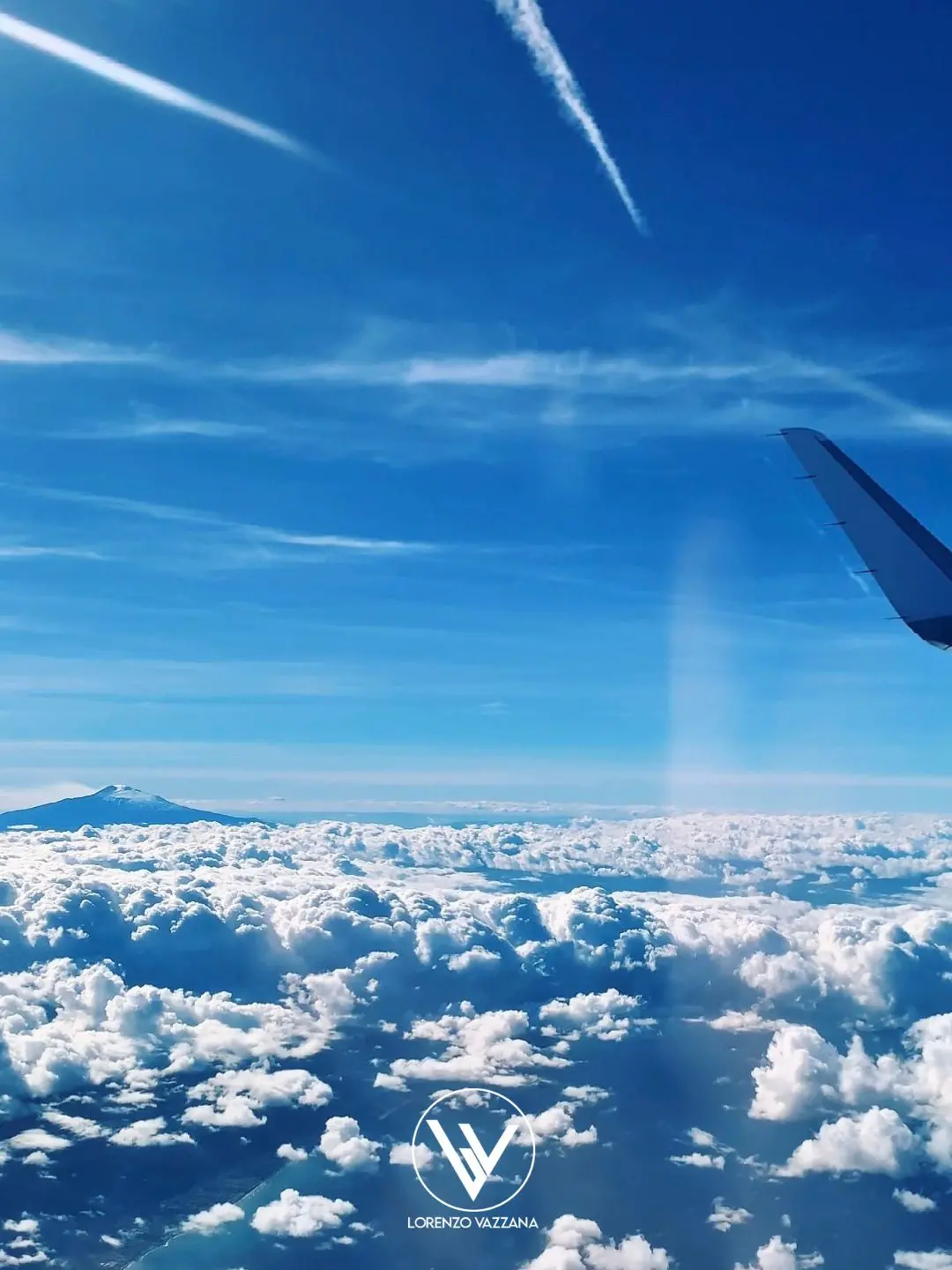 LA FOTO DEL GIORNO | Un sogno tra le nuvole: l’Etna dal cielo