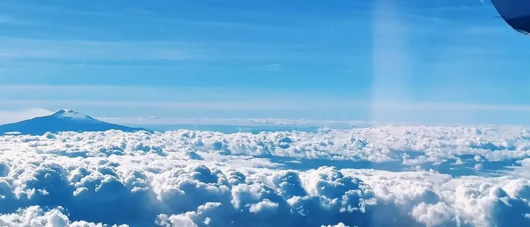 LA FOTO DEL GIORNO | Un sogno tra le nuvole: l’Etna dal cielo