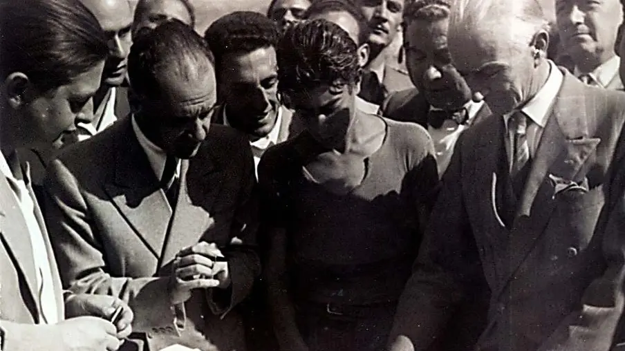 <p>Antonio Segni, ministro dell'Agricoltura, a Santa Severina nel 1950 (foto dal sito dell'Arsac)</p>\\n