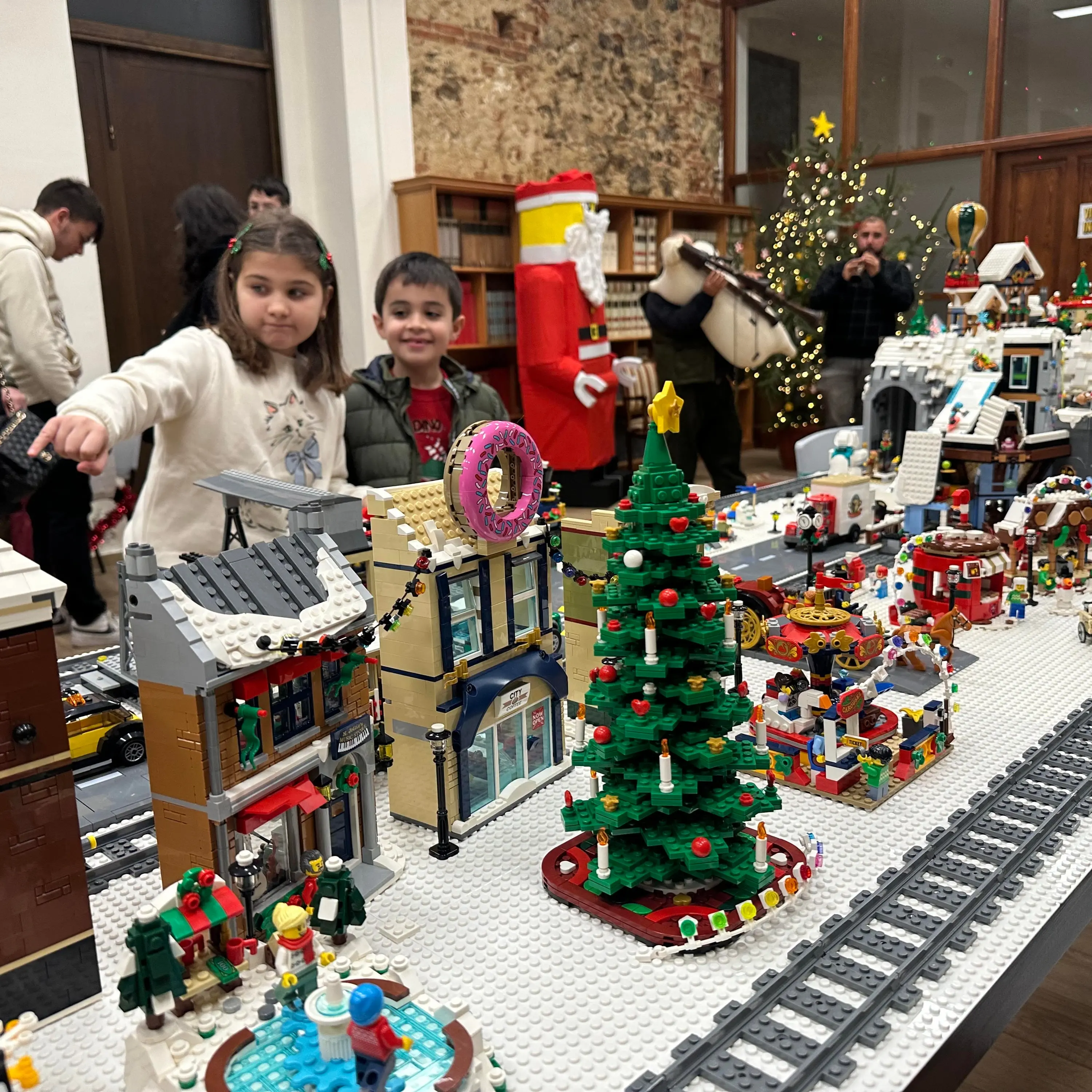 A Chiaravalle si accende un Natale versione Lego, mattoncini e colori per la festa più attesa\n