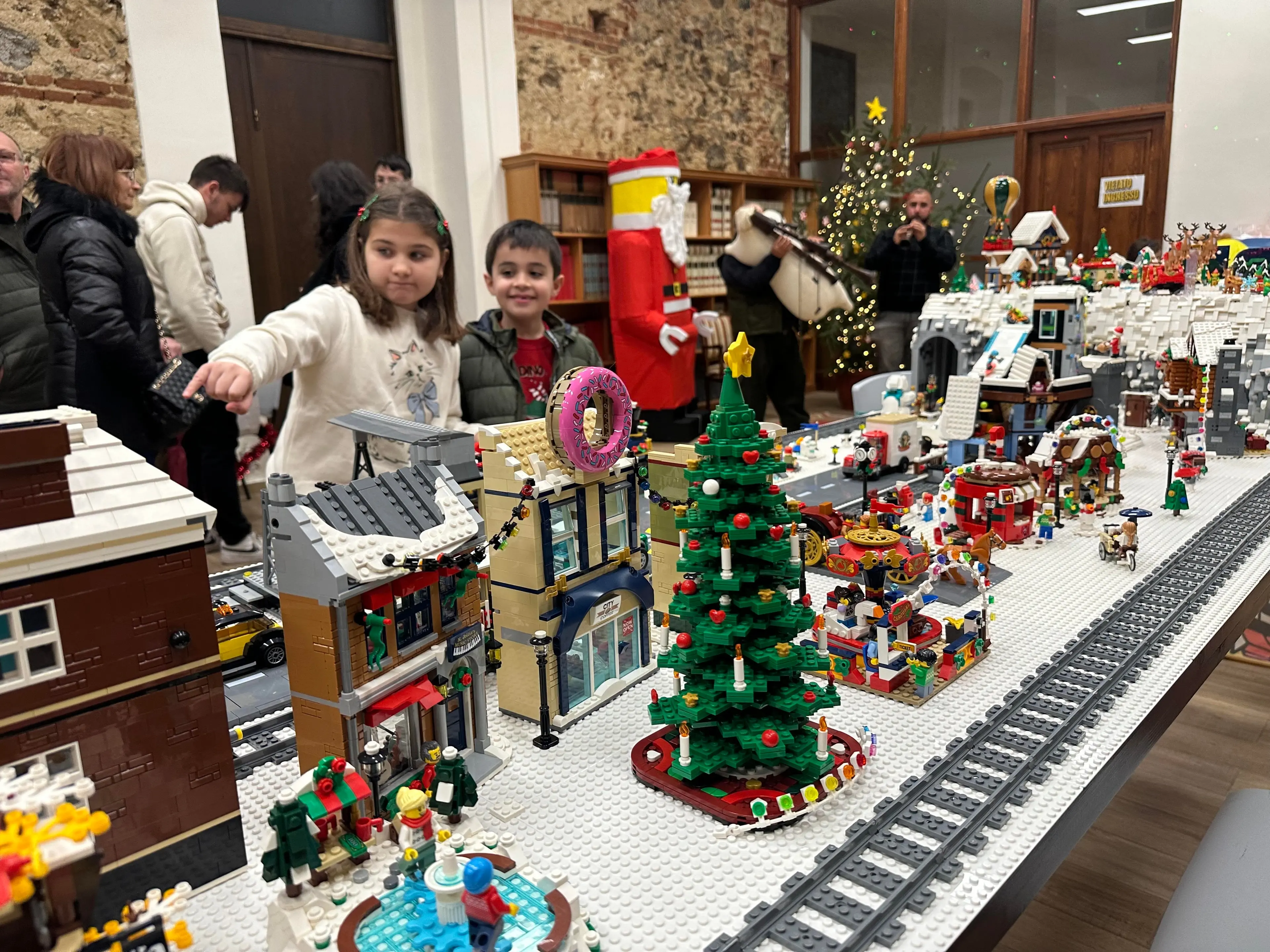 A Chiaravalle si accende un Natale versione Lego, mattoncini e colori per la festa più attesa\n