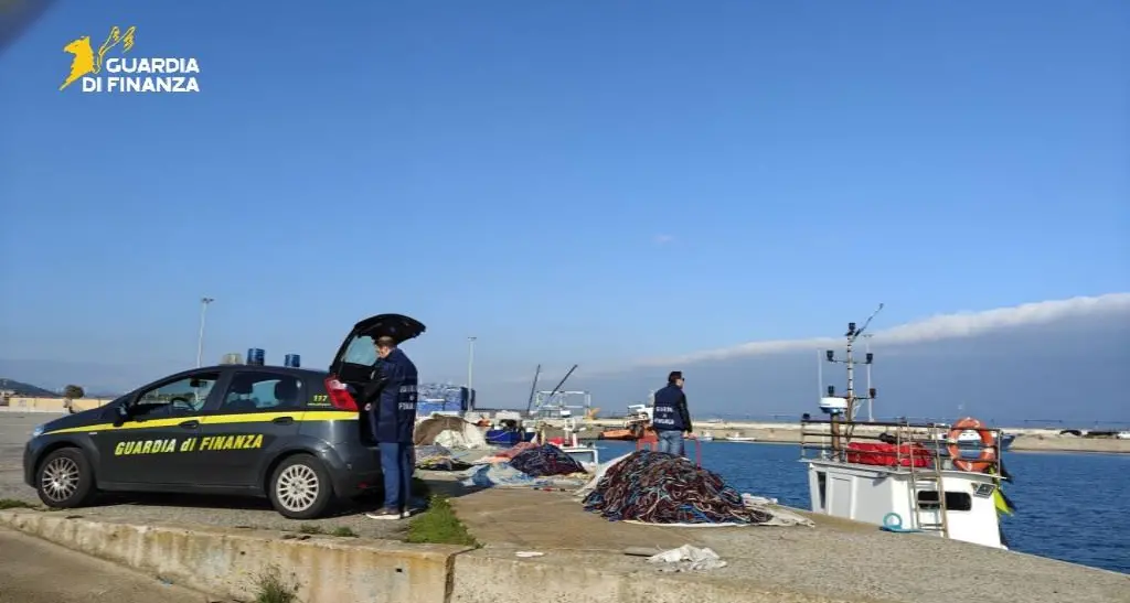 Lavoro irregolare nel settore marittimo, 30mila euro di sanzioni dopo i controlli lungo la costa calabrese