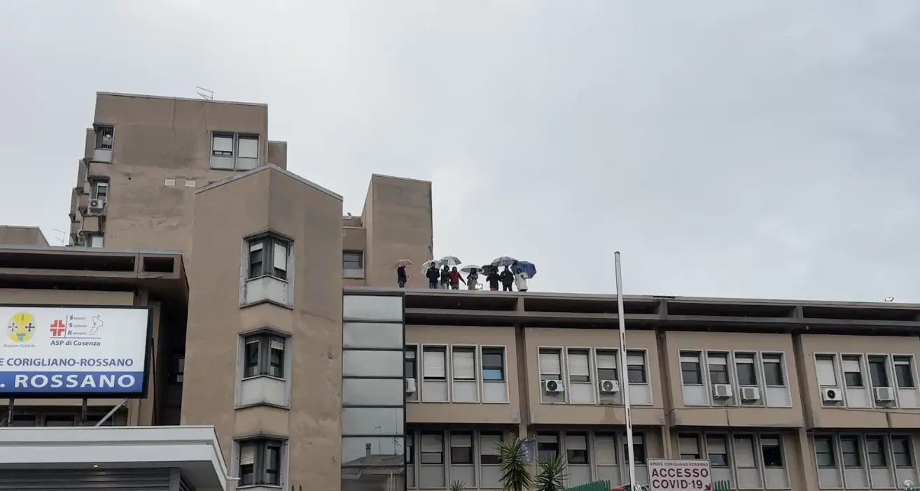 Stipendi non pagati allo spoke di Corigliano Rossano, addetti alle pulizie salgono sul tetto per protesta\n
