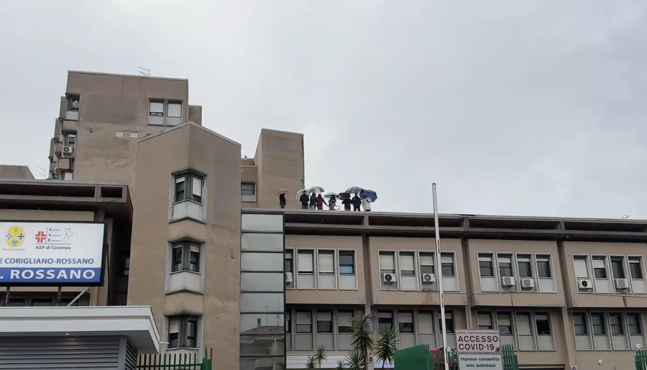 Stipendi non pagati allo spoke di Corigliano Rossano, addetti alle pulizie salgono sul tetto per protesta\n