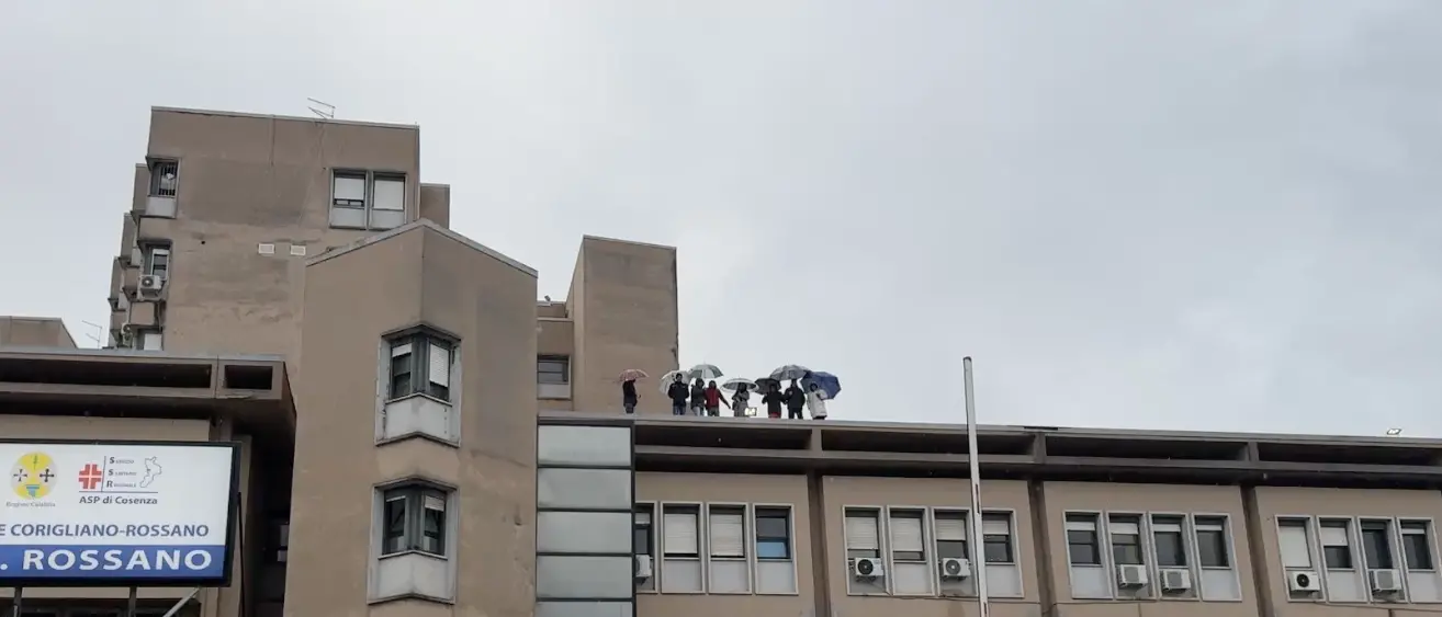 Stipendi non pagati allo spoke di Corigliano Rossano, addetti alle pulizie salgono sul tetto per protesta\n