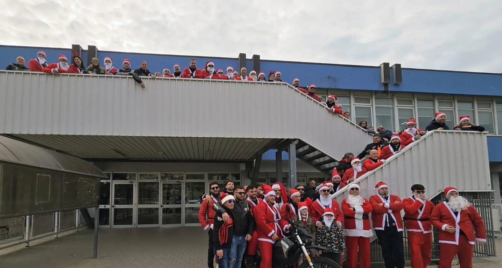 Lamezia, Babbo Natale arriva in moto: i Bikers Solitari portano la magia delle feste nel reparto di Pediatria\u00A0\n
